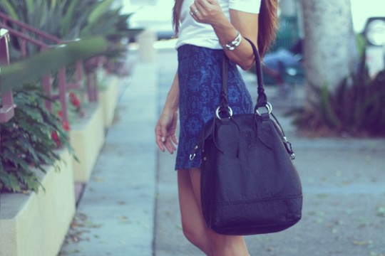 small-shop-for-The-Everygirl-Erika-Brechtel-summer-sandal-day-look-white-tee-pattern-skirt-mix-black-tote