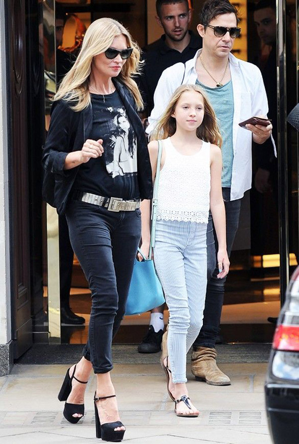 kate moss black jeans graphic tee jacket chunky heel sandals