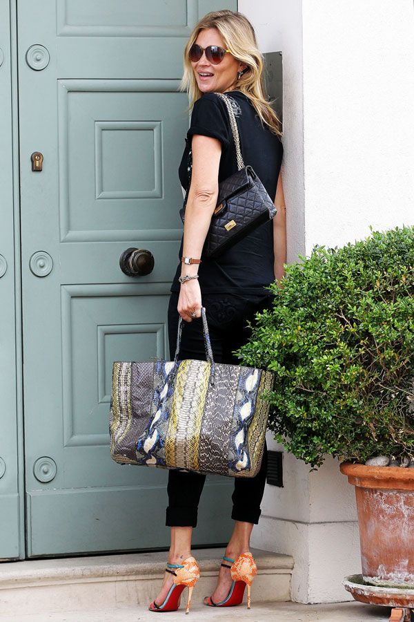 kate moss black jeans tee chanel bag bright sandals