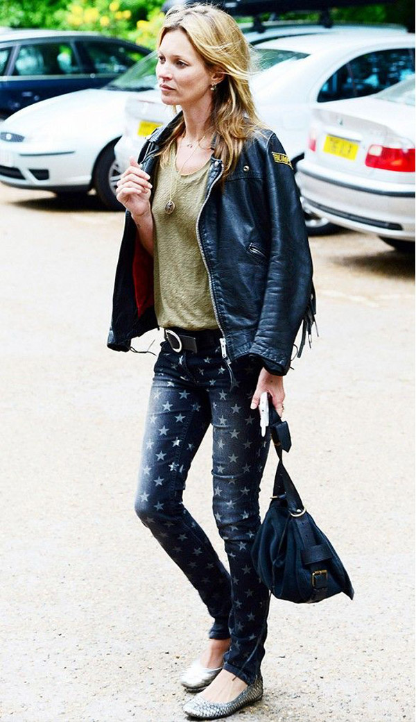 kate moss printed star jeans tee leather jacket flats