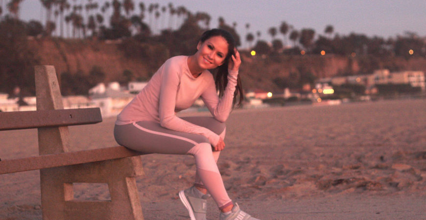 Erika Brechtel for Fabletics January 2018 01 Dylana top dusty rose Salma legging clay beach sunset California